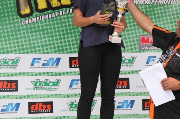 boade podium trophée feminin samedi.JPG